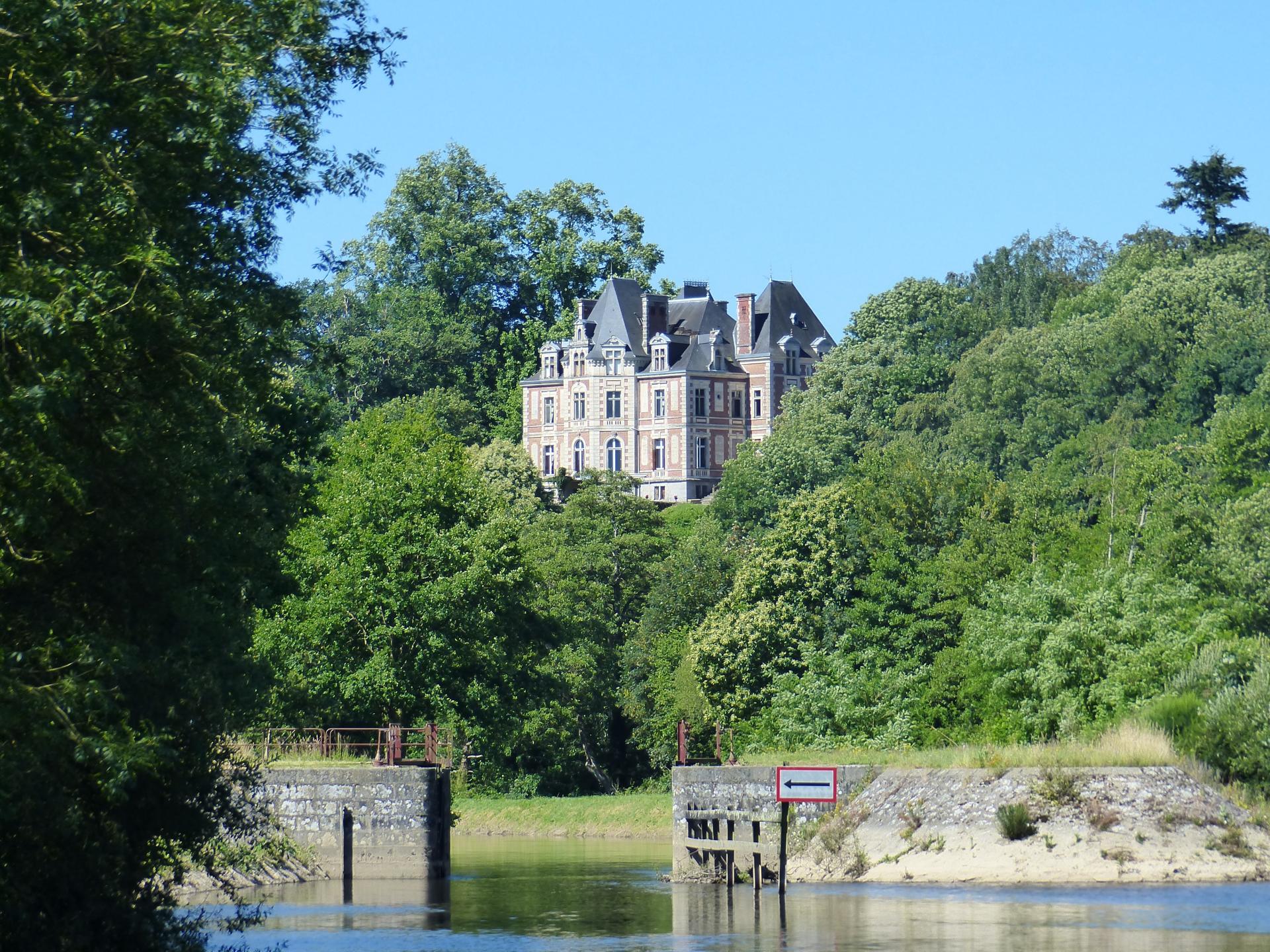L'un des nombreux châteaux vu du halage