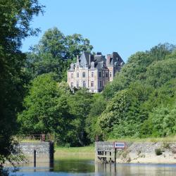 L'un des nombreux châteaux vu du halage