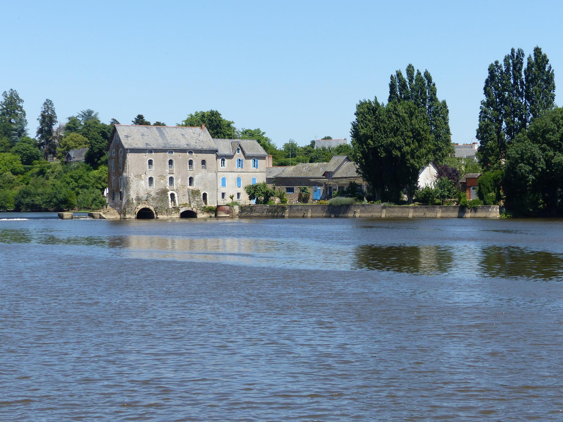 L'un des nombreux moulins à eau sur La Mayenne