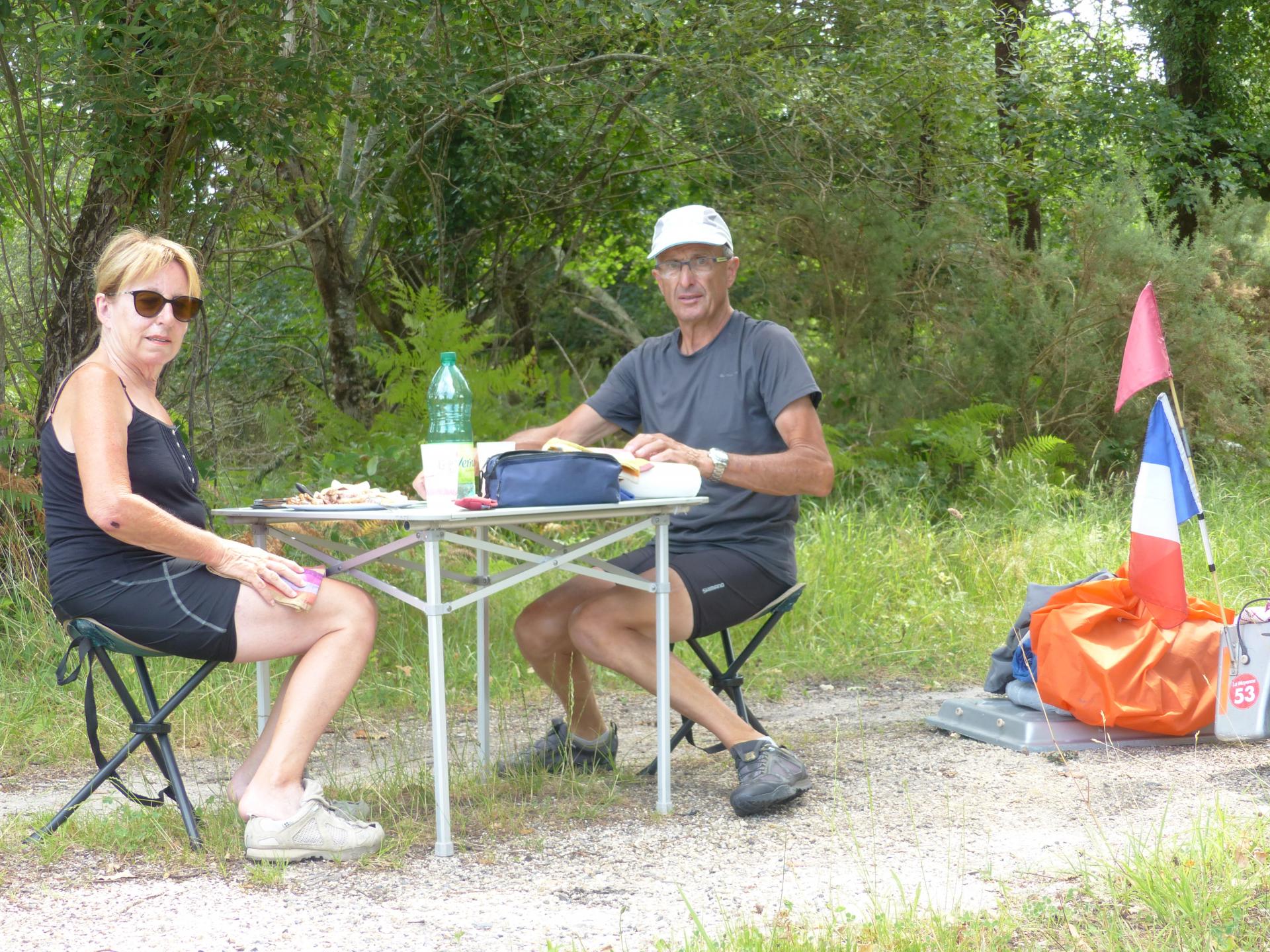 Déjeuner sur le bord de la voie verte
