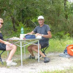 Déjeuner sur le bord de la voie verte